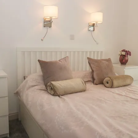 2 The Close بيت للعطل *