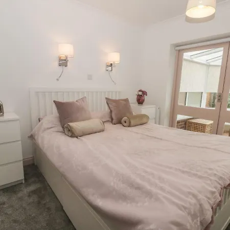 2 The Close * ويتبي