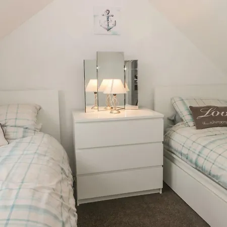 2 The Close بيت للعطل